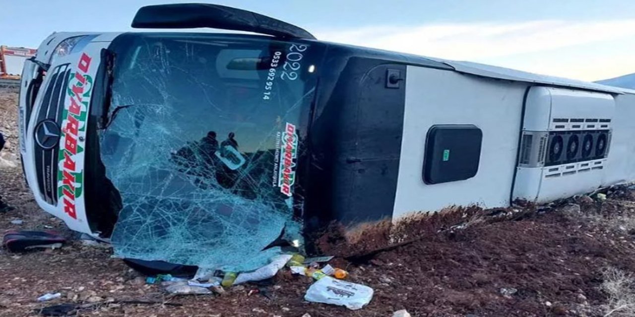 Diyarbakır'dan Bodrum’a giden yolcu otobüsü Afyonkarahisar'da devrildi: 8 ölü, 35 yaralı