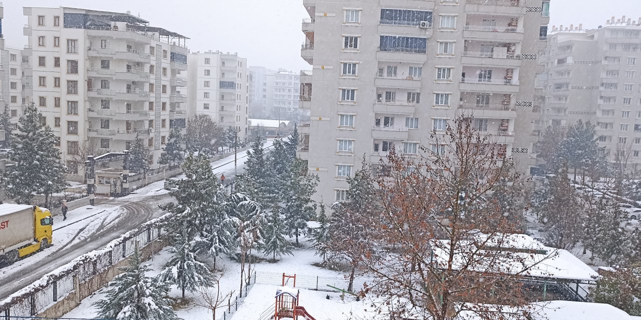 Diyarbakır'da kar yağışı bugün de devam ediyor