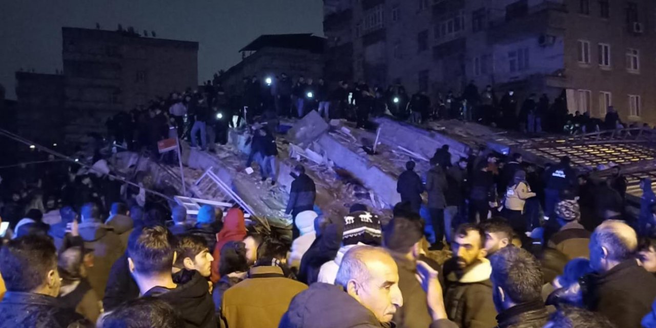 Diyarbakır'da hissedilen depremde bazı binalar yıkıldı