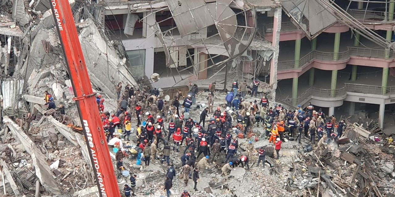 AFAD: Büyüklüğü 6,6 olan 66 artçı sarsıntı meydna geldi