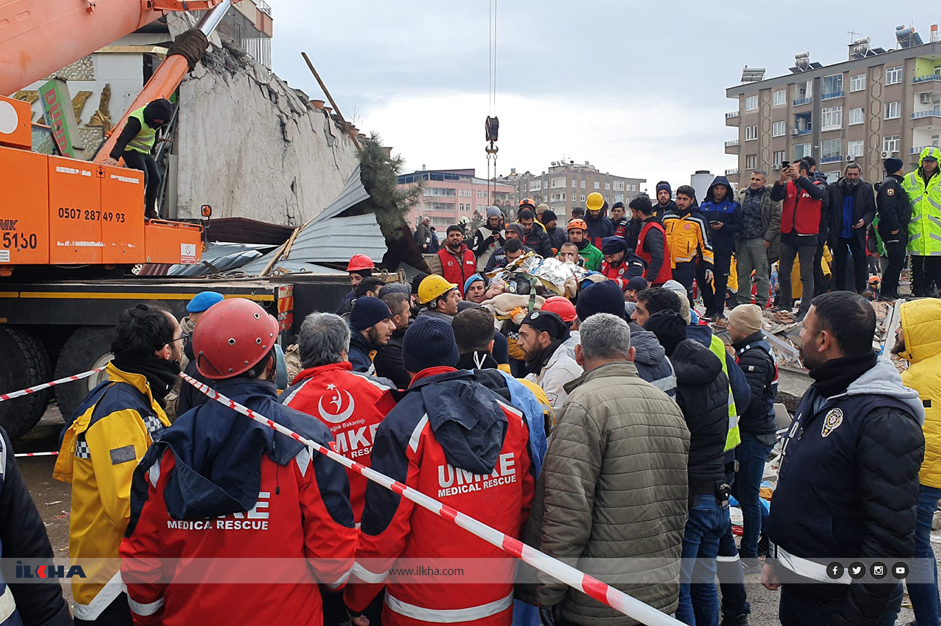 Diyarbakır'da enkazdan 30 saat sonra 1 kişi kurtarıldı