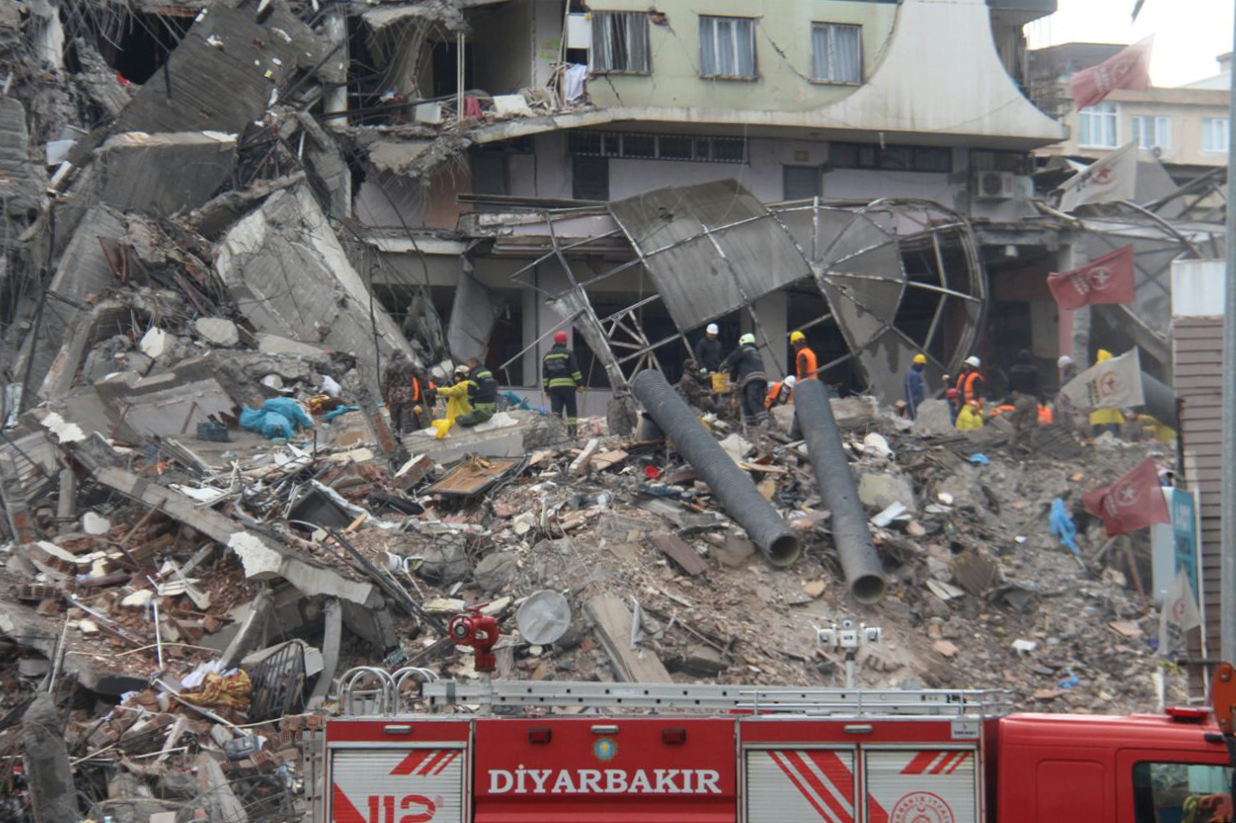 Diyarbakır'daki depremde hayatını kaybedenlerin sayısı 93'e yükseldi