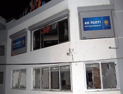 İzmir'de bir AK Parti binası daha tahrip edildi