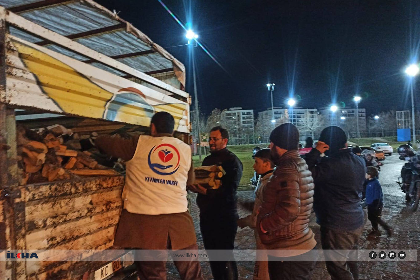 Yetimler Vakfı, Diyarbakır'da dışarıda kalan depremzedelere yakacak yardımı yaptı