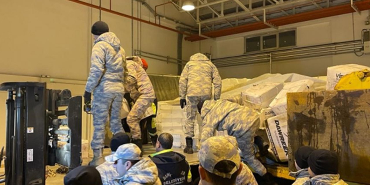 Deprem bölgesine duvar kırıcı iş makinesi gönderildi