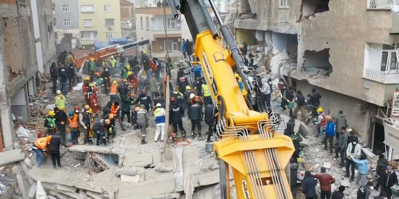 Diyarbakır'da depremin yıktığı binalar havadan görüntülendi