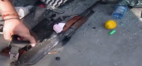 Eylemciler polisin kaleşnikofunu aldı!