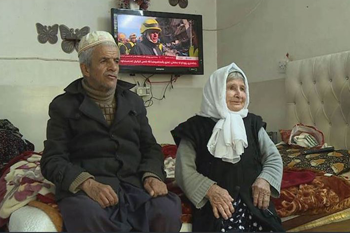 Jin û mêrê îxtîyarê Kurdistanî ji bo erdhejê meaşên xwe yên astengdar bexş kirin