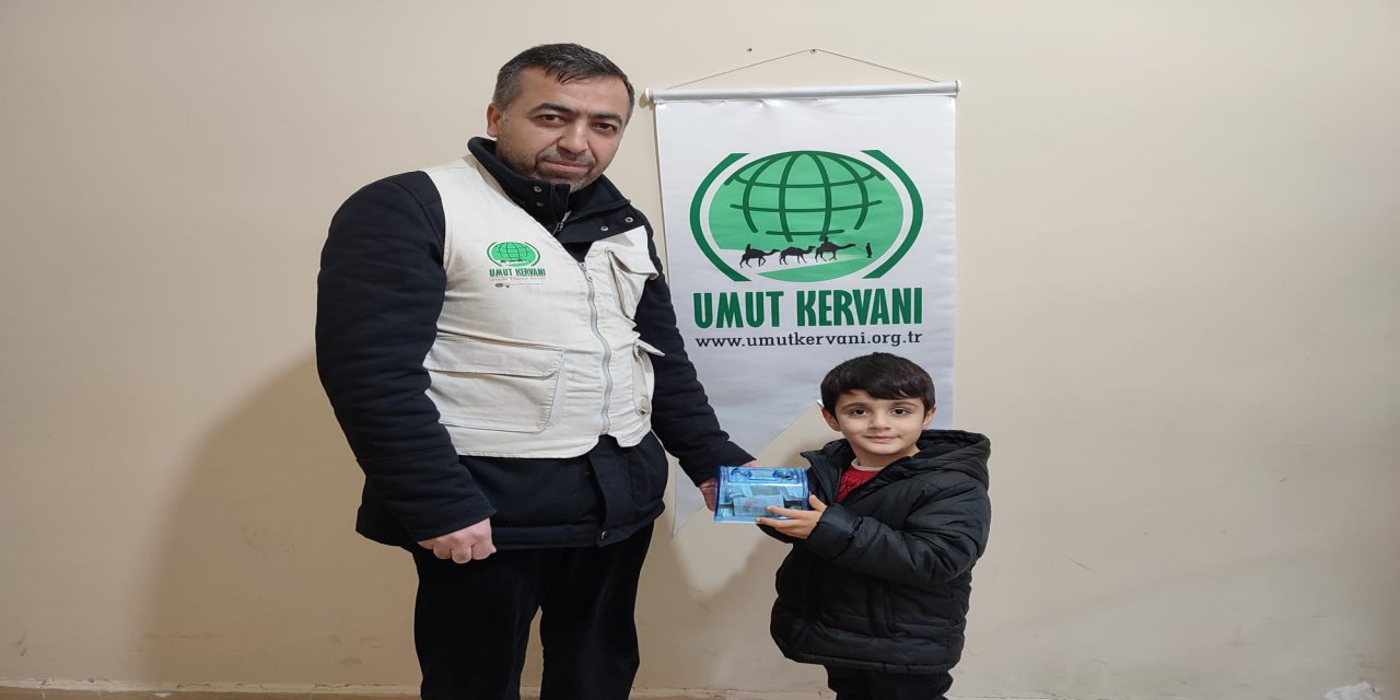 Küçük çocuklar kumbaralarındaki parayı depremzedelere gönderdiler