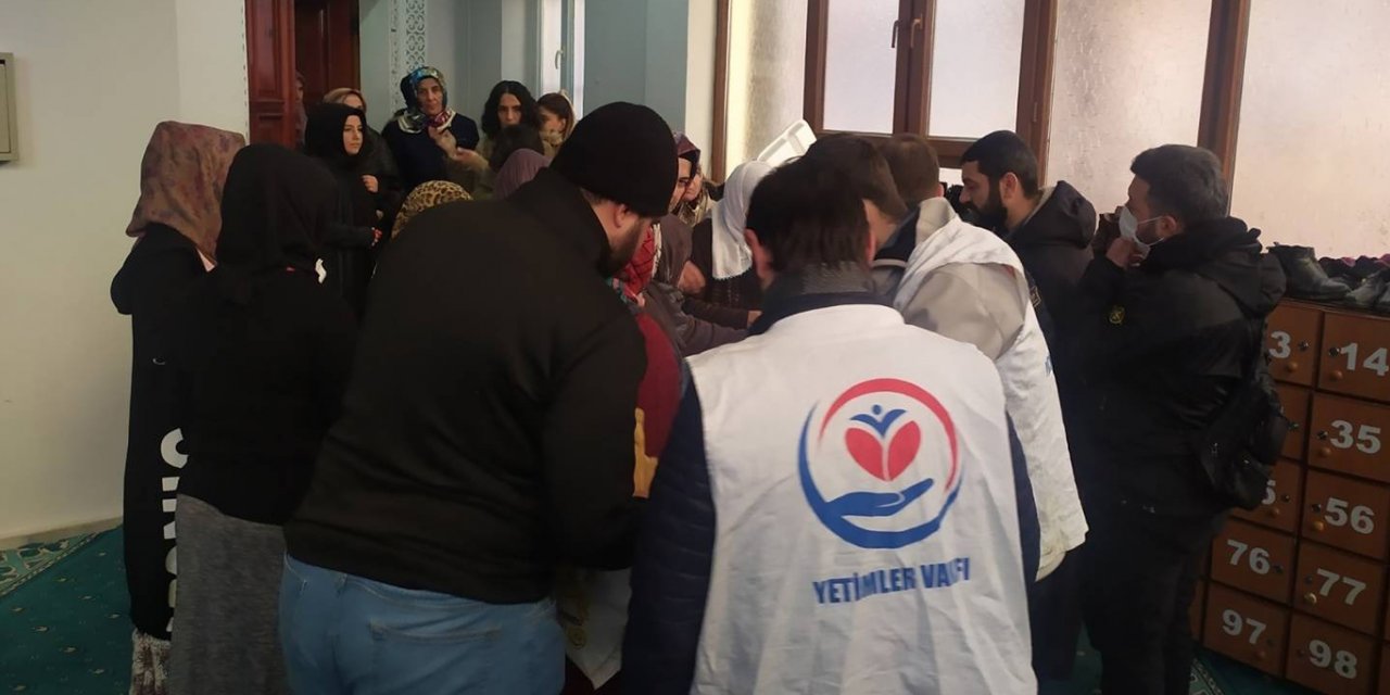 Yetimler Vakfı depremzedelere yemek dağıtımına devam ediyor