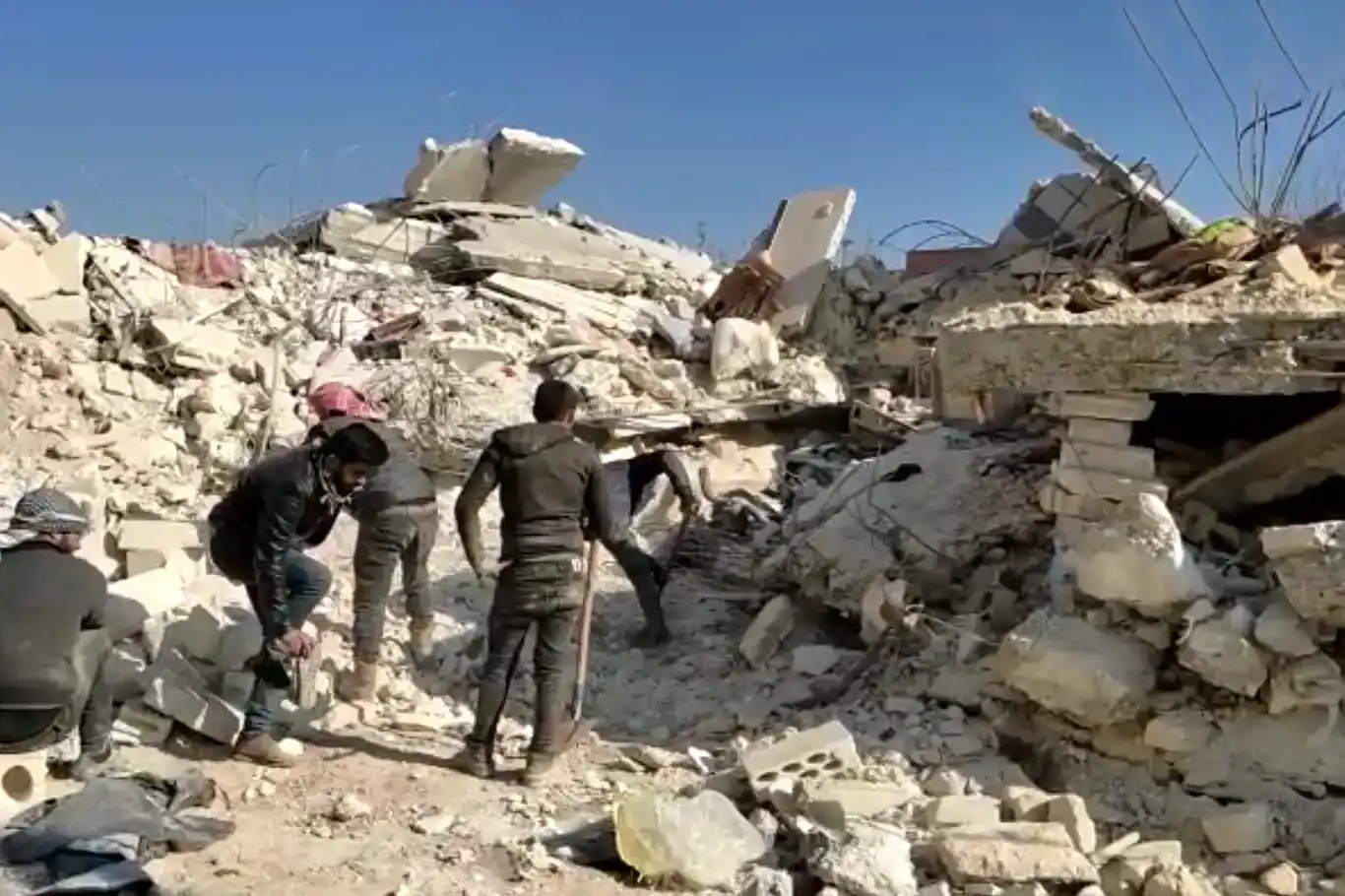 Di roja 6emîn a erdhejê de li Sûriyeyê û Rojavayê Kurdistan bi tevir û bêran xebatên xelaskirinê didome