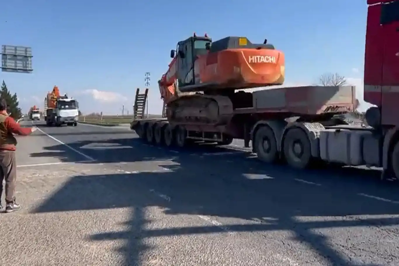 Weqfa Alîkarîyê ya Barzanî curbecur makîneyên kar şandin herêma erdhejê