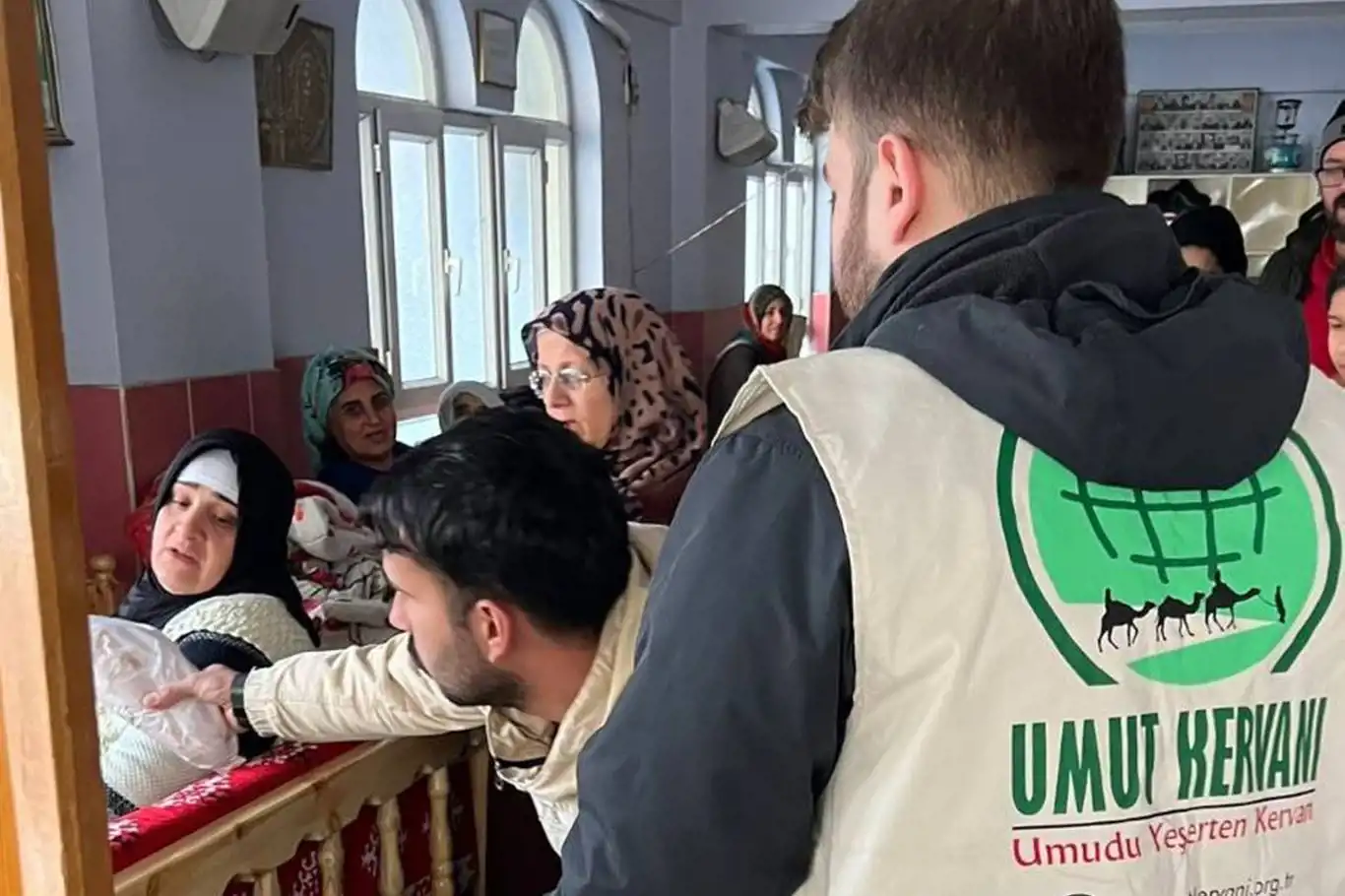 Umut Kervanı ve Yetimler Vakfı Diyarbakır'da depremzedelere yiyecek dağıttı
