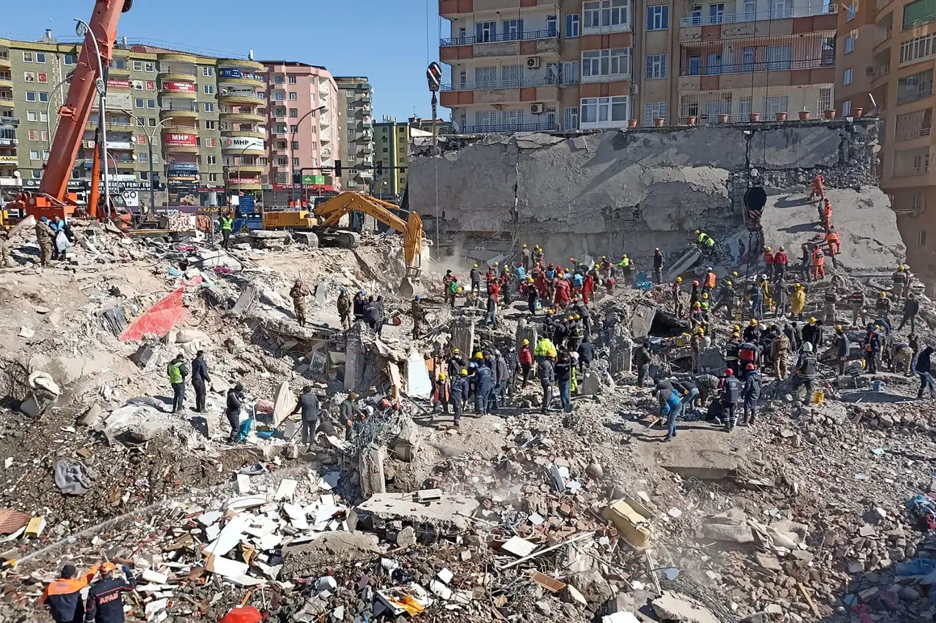 Diyarbakır'da arama kurtama çalışmaları devam ediyor