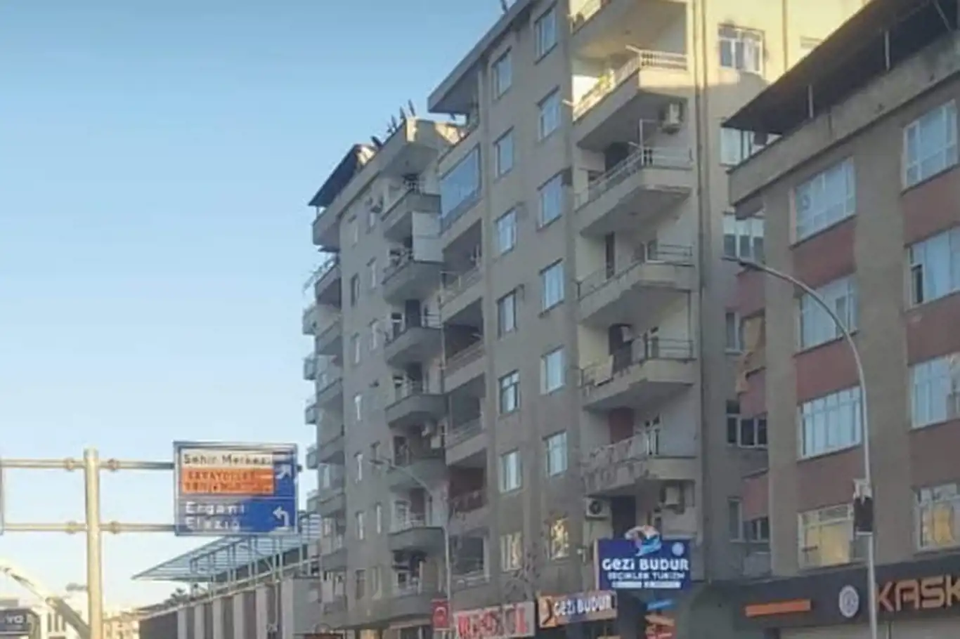 Diyarbakır'da bir bina yıkılma tehlikesi nedeniyle tahliye edildi