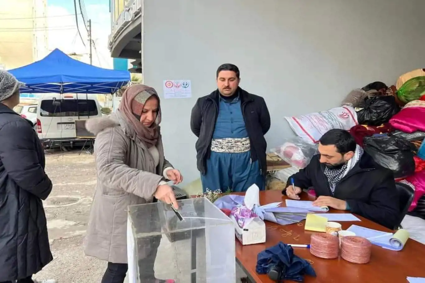Ji Duhokê 32 qamyon alîkariyên mirovî ji bo mexdûrên erdhejê