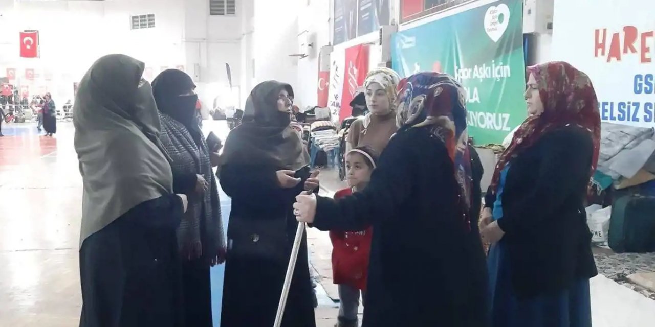 HÜDA PAR Kadın Kolları Başkanı Yarar, depremzedeleri ziyaret etti