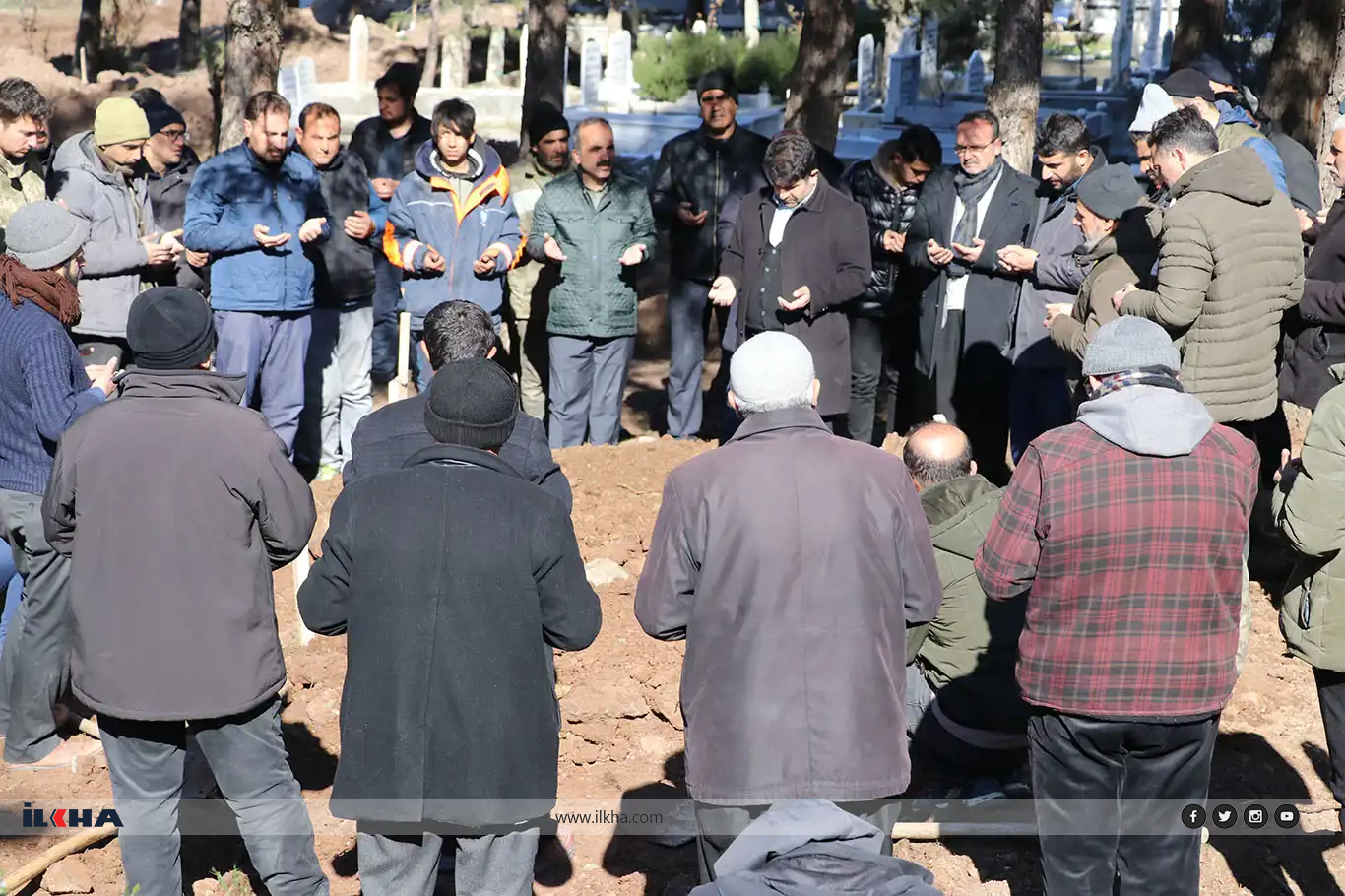 Cenazelerine 9 gün sonra ulaşılan 3 kız kardeş defnedildi