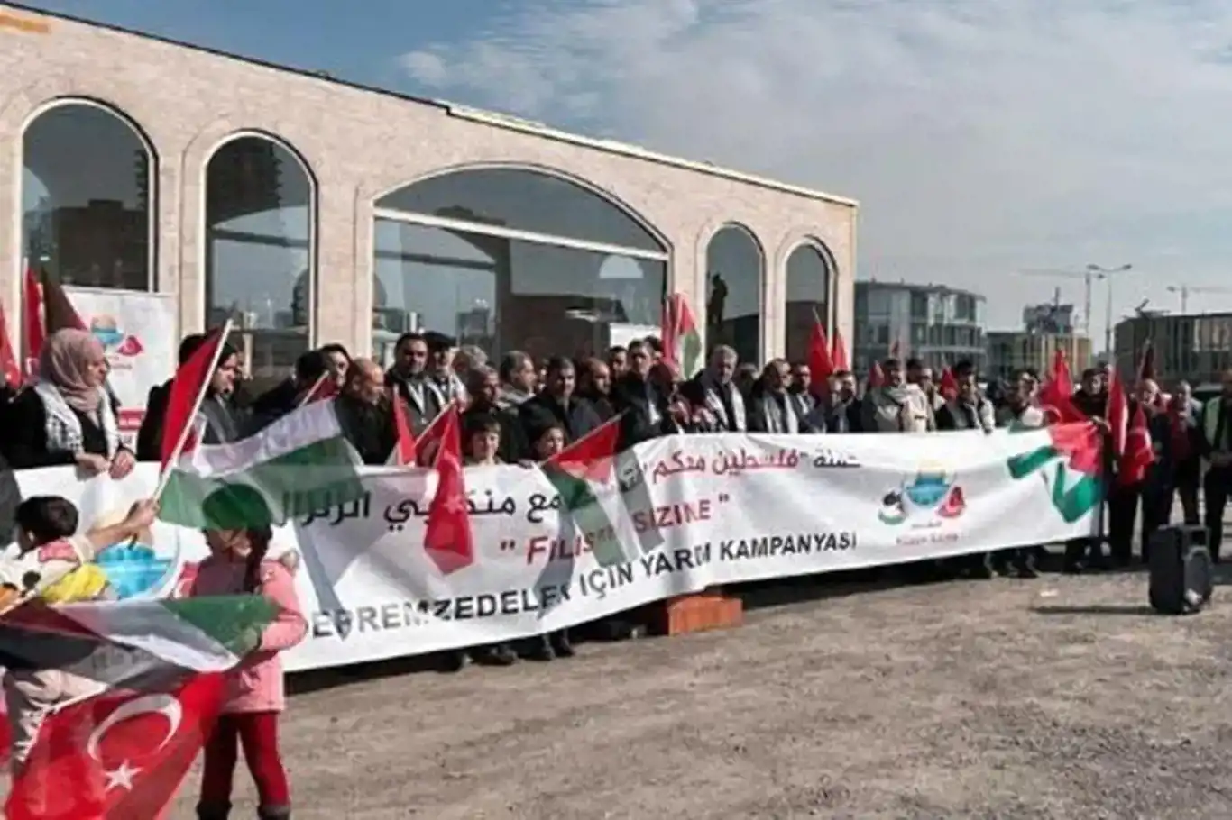 Filistînîyan ji herêma erdhejê re qonwoya alîkarîyê şîyandin