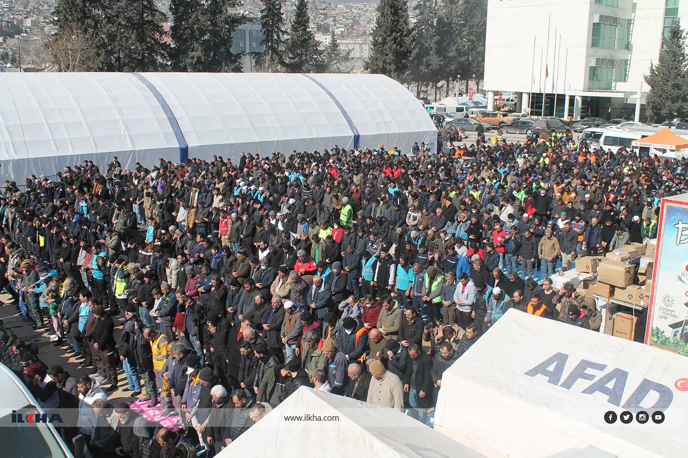 Depremde vefat edenler için gıyabi cenaze namazı kılındı