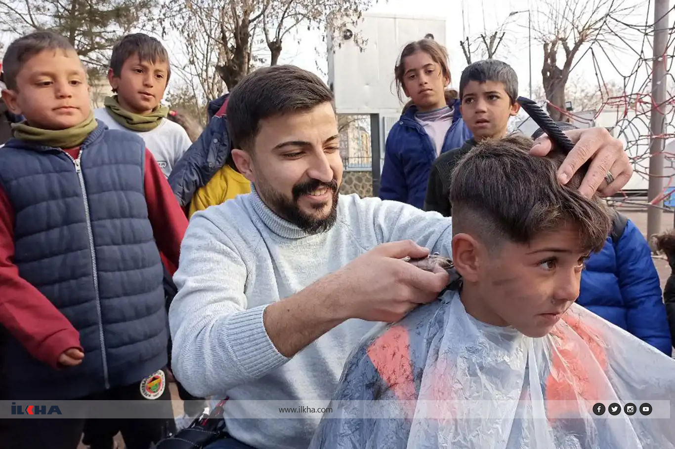 Diyarbakır'da hayırsever berber depremzede çocukları ücretsiz tıraş etti