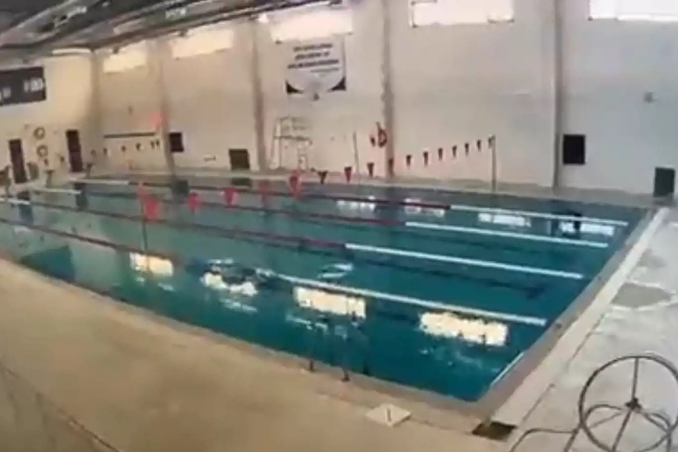 Depremde yüzme havuzu beşik gibi sallandı