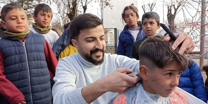 Diyarbakır'da hayırsever berber depremzede çocukları ücretsiz tıraş etti