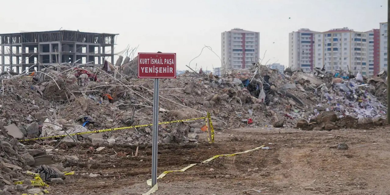 Diyarbakır'da depremde yıkılan binaların molozları korunuyor