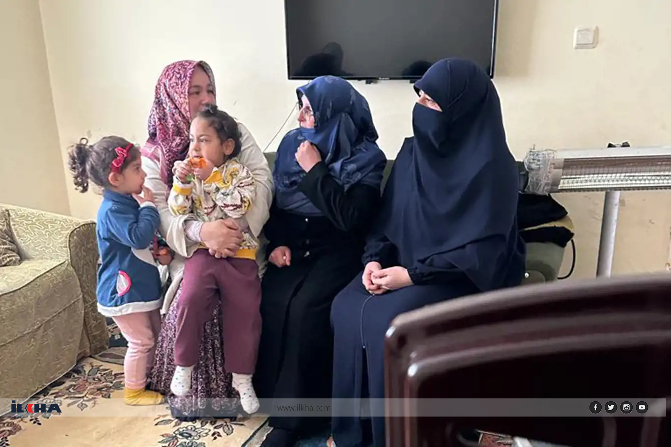 HÜDA PAR Kadın Kolları Başkanı Yarar, depremzedeleri ziyaret etti