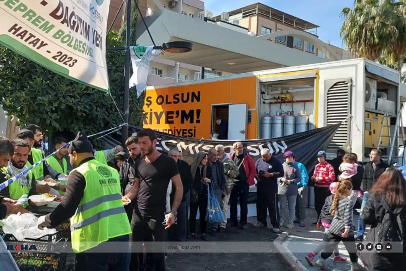 Umut Kervanı İskenderun’da her gün 6 bin depremzedeye sıcak yemek dağıtımı yapıyor