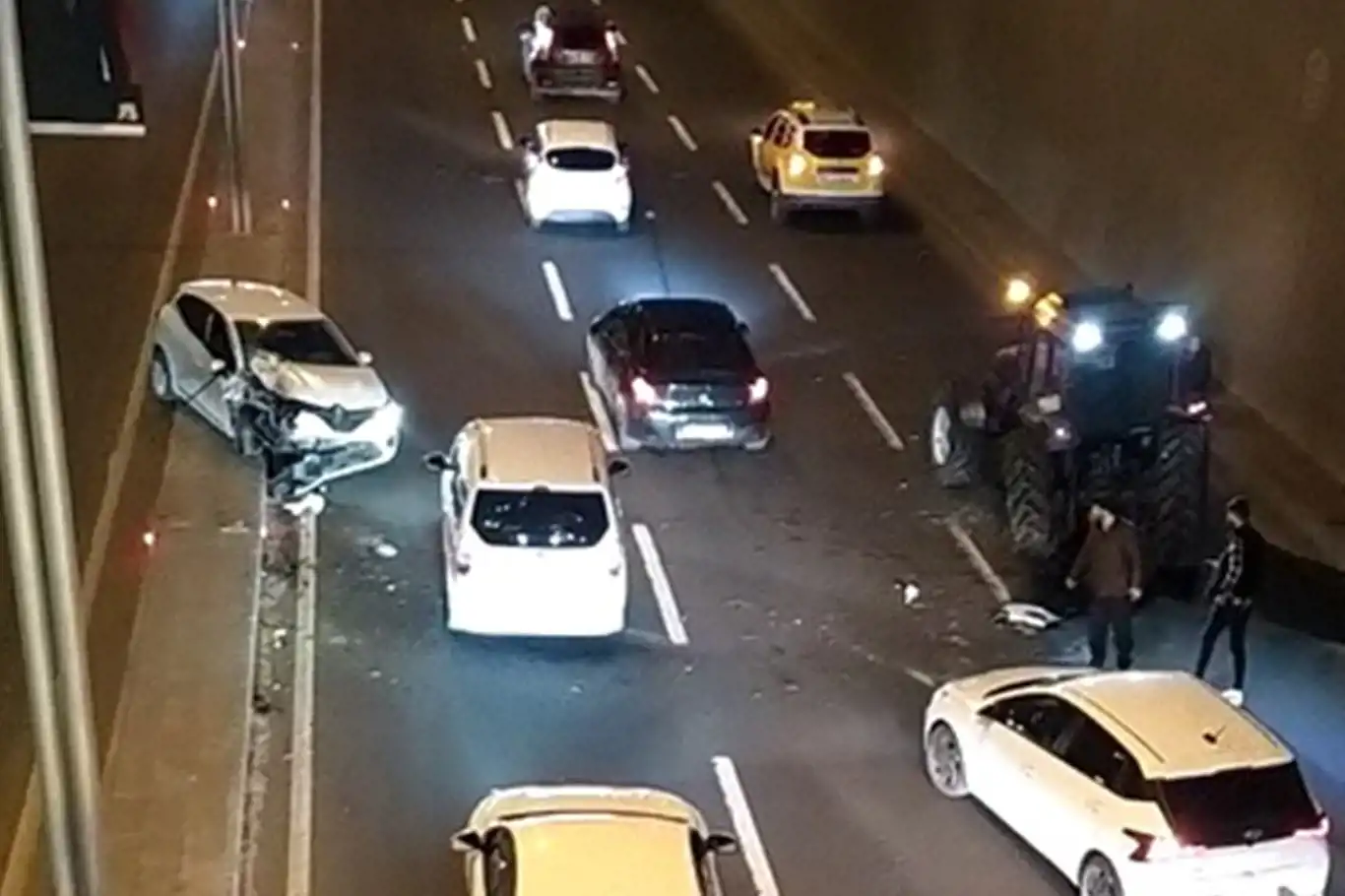 Diyarbakır'da otomobil traktöre çarptı: 2 yaralı