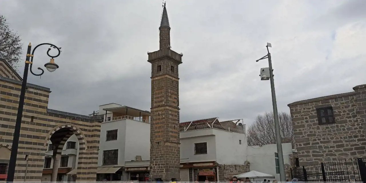 Diyarbakır'da depremden etkilenen tarihi yapılardan biri de dört ayaklı minare