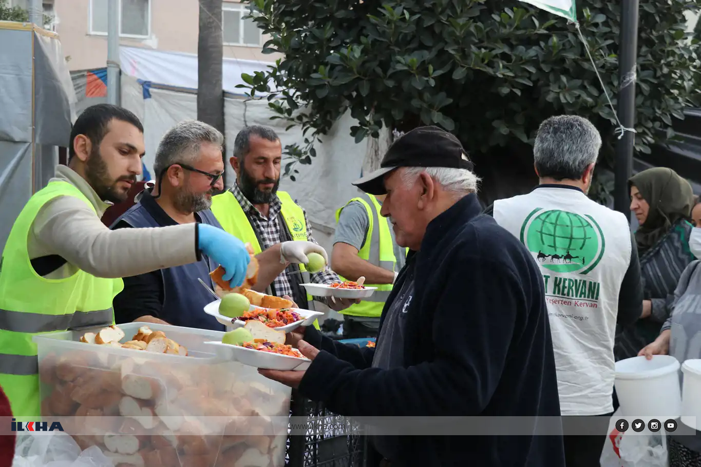Hayırseverlerin desteğiyle depremzedelere sıcak aş yardımı devam ediyor