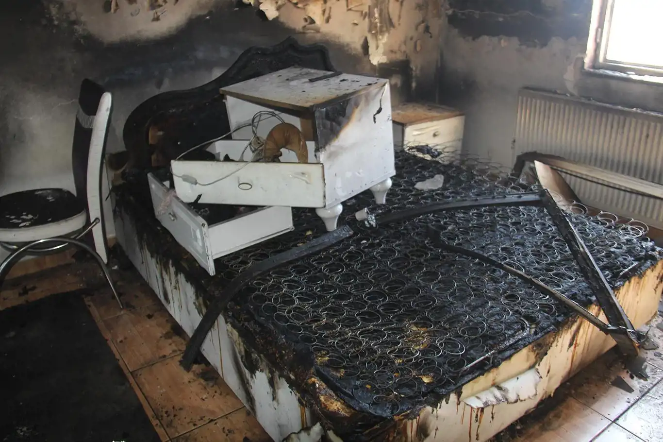 Diyarbakır'da evi yanan depremzede yetkililerden yardım bekliyor