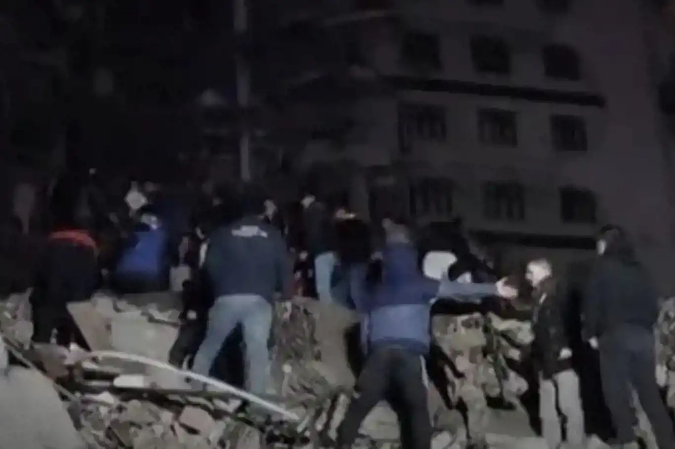 Ji ber erdhejê li Sûrîyê 5 hezar û 951 kes mirin