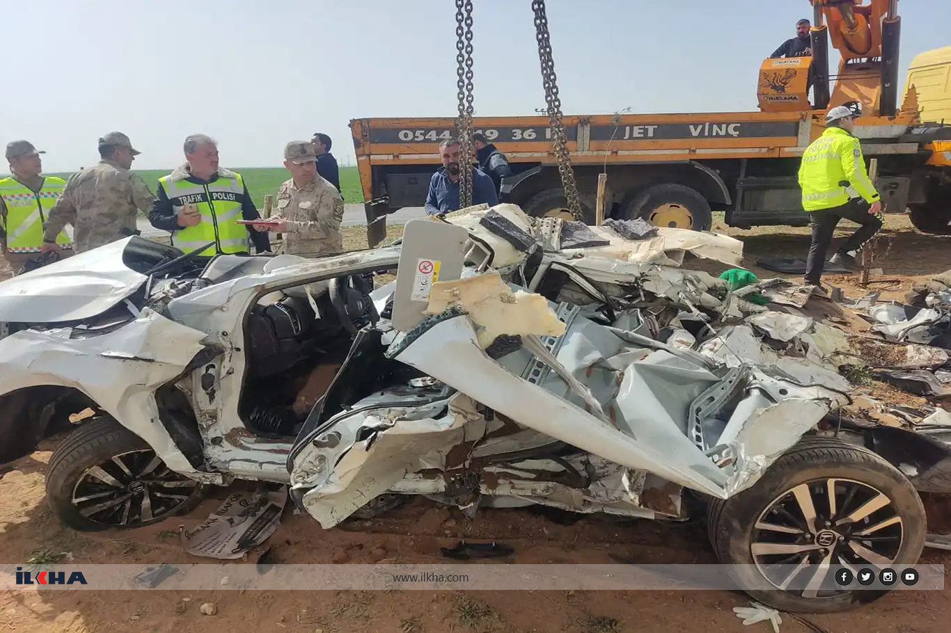 Mardin'de otomobil tırın altına girdi: 2 ölü bir yaralı