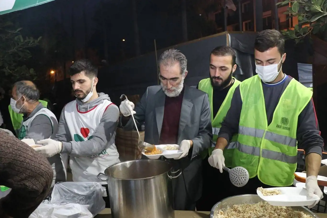 4 komeleyên destbirayên hev ewê li Hetayê şîva germ belav bikin