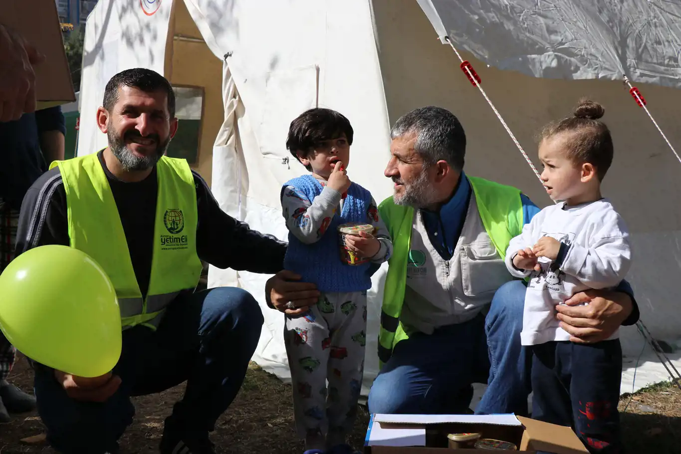 Dildarên Karwanê Hêvîyê dibin wesîleya kêfxweşîya zarokên erdhejzede
