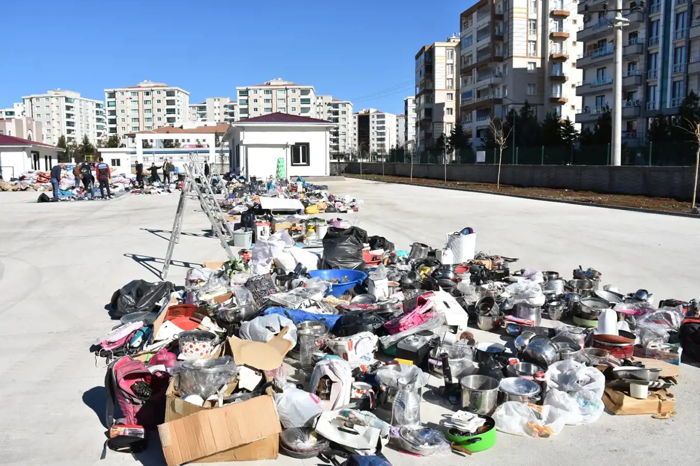 Diyarbakır'da enkaz altından çıkarılan değerli eşyalar ailelere teslim ediliyor