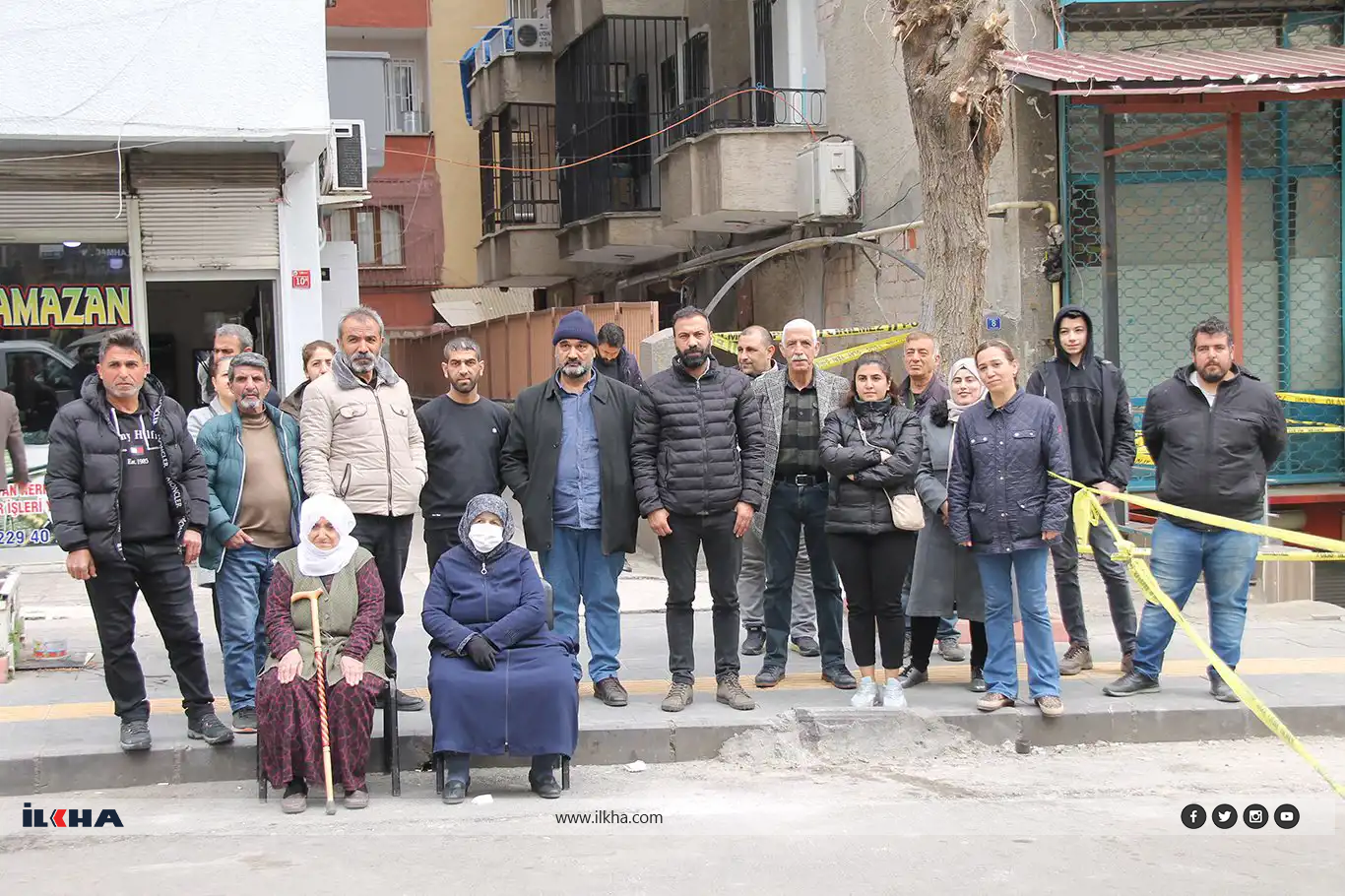 Diyarbakır'da hasarlı binadan eşyalarını alamayan bina sakinleri oturma eylemi başlattı