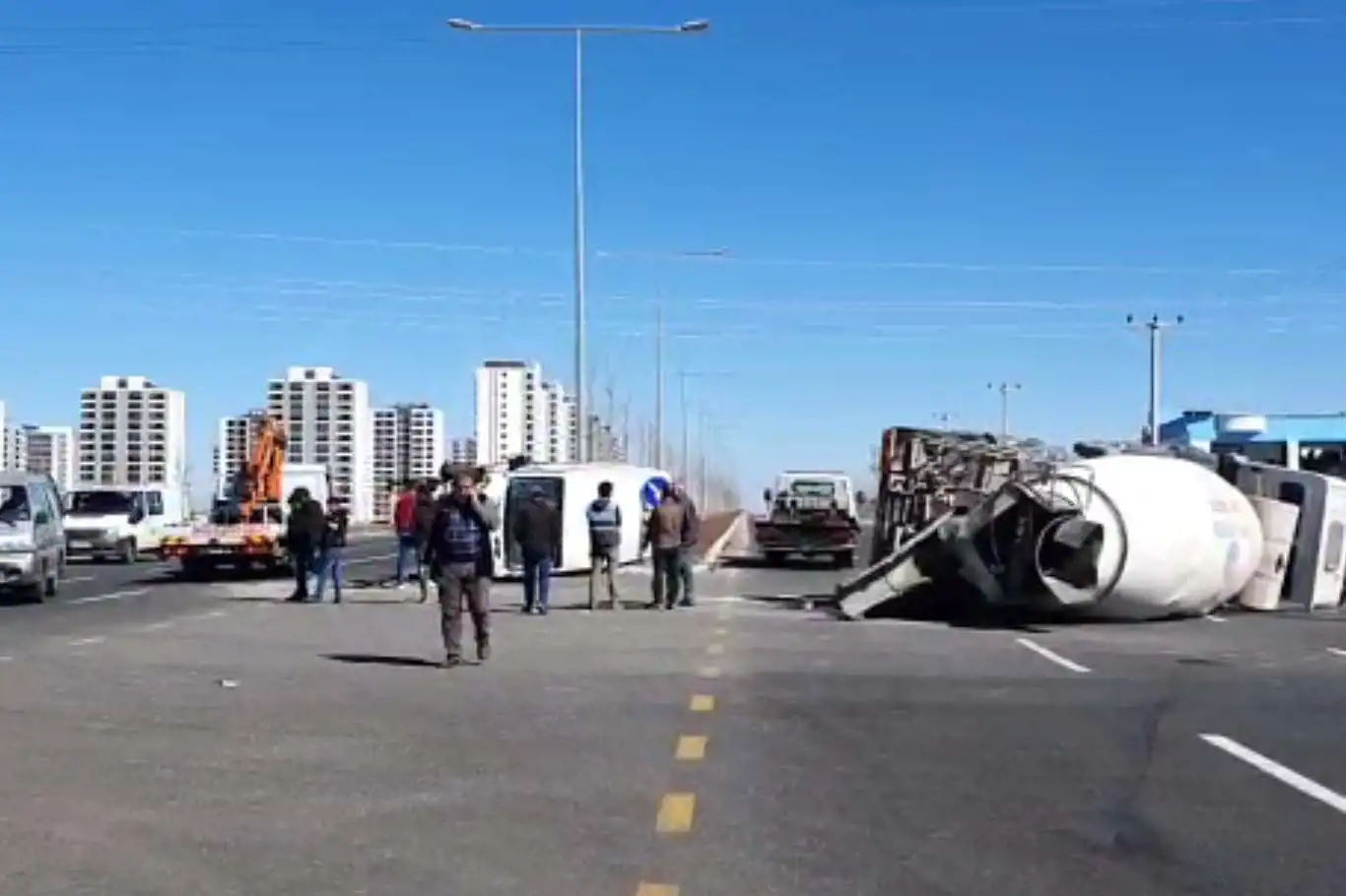 Diyarbakır'da minibüs ile beton mikseri çarpıştı: 2 yaralı
