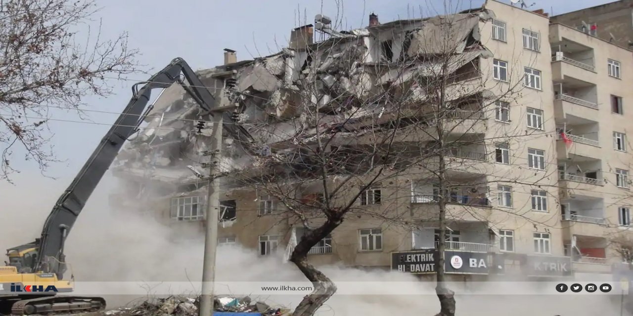 Diyarbakır'da ağır hasarlı bitişik 2 binanın yıkım işlemi gerçekleştirildi