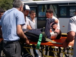 Motosiklet kaldırıma çarptı:2 yaralı