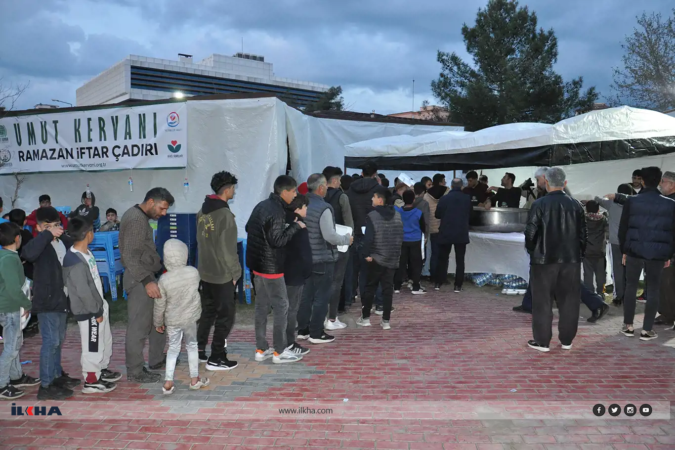 Batman'da kurulan iftar çadırında günde 750 kişiye iftar verilecek