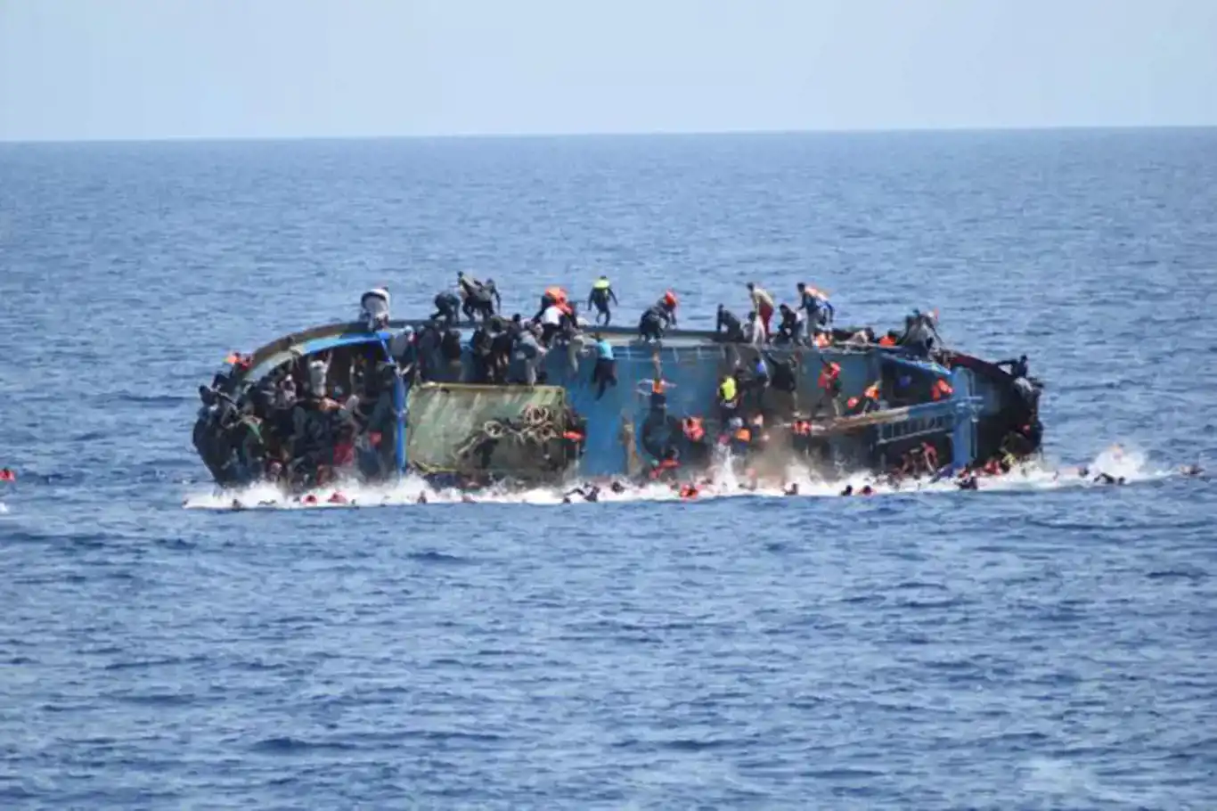 Li nêzî Tunusê tekneya koçberan binav bû: 34 kes winda bûn