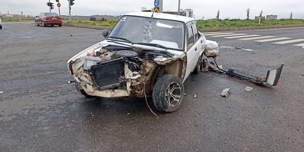 Çınar'da kamyon ile otomobil çarpıştı