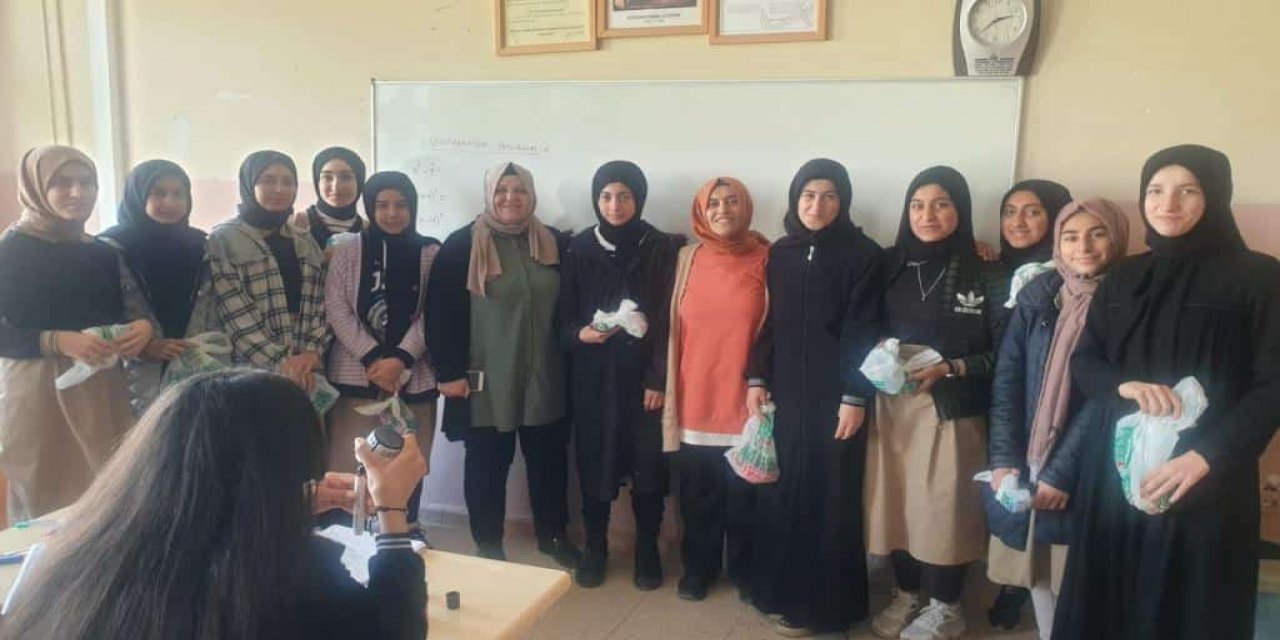 Çınar Umut Kervanından öğrencilere başörtüsü hediyesi