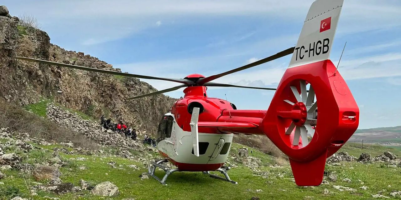 Diyarbakır'da Helikopter ambulans kayalıklarda mahsur kalan kişi için havalandı