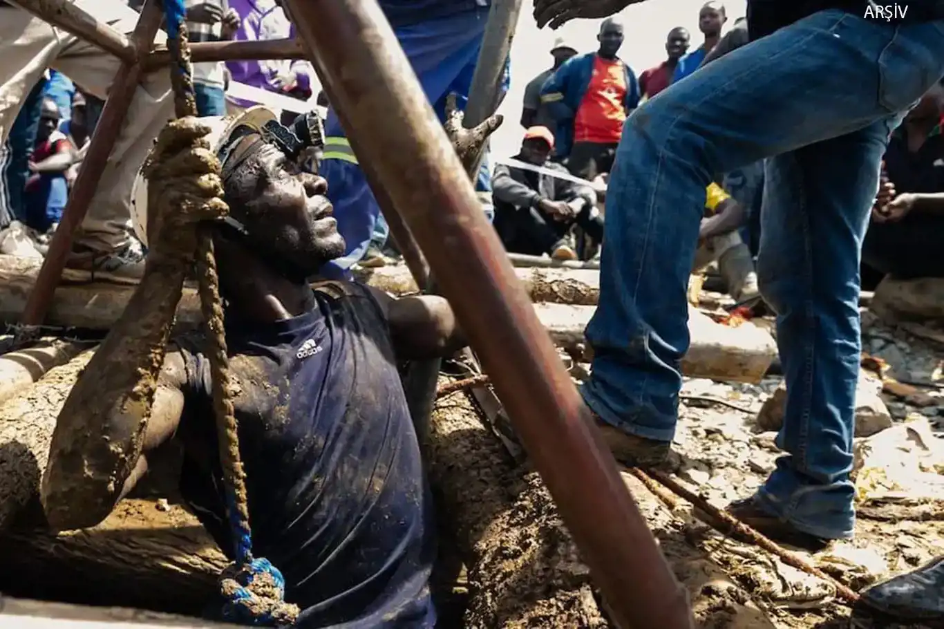 Madena zêr di bin avê de ma:13 kes mirin