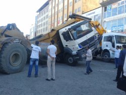 Telekom'un çukuruna kamyon düştü